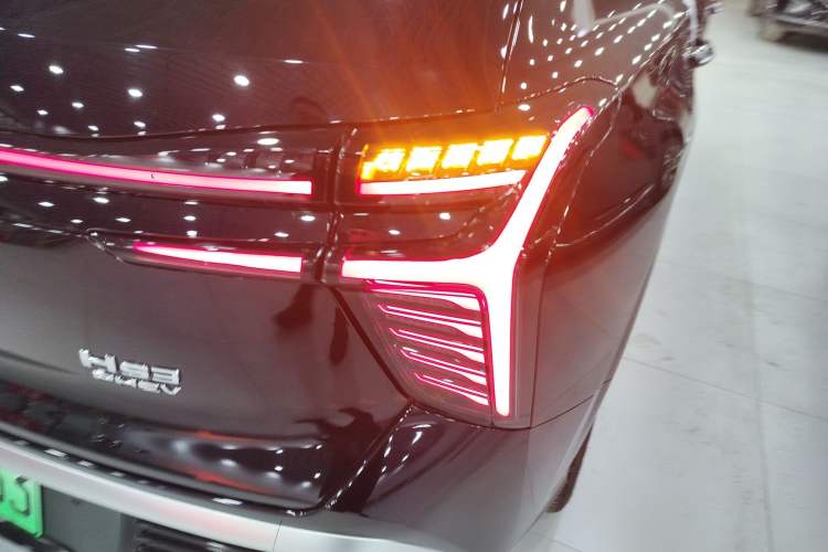 Used Hongqi HS3 PHEV 2025 Model 125km Jingwei 2 Millionth Anniversary Edition Right Rear Taillight