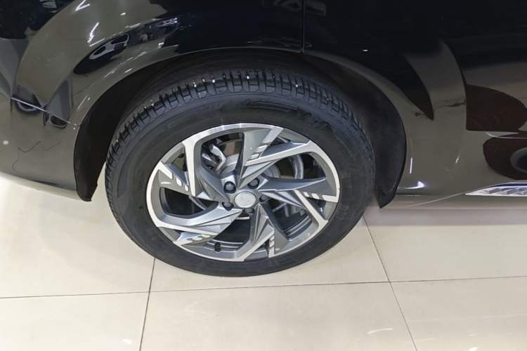 Used Hongqi HS3 PHEV 2025 Model 125km Jingwei 2 Millionth Anniversary Edition Right Rear Wheel Hub