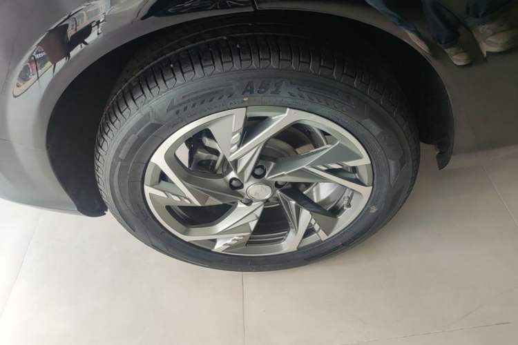 Used Hongqi HS3 PHEV 2025 Model 117km Jingwei Edition Right Rear Wheel Hub