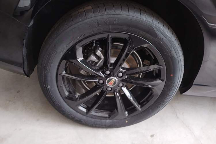 Used Hongqi HS3 PHEV 2025 Model 117km Jingwei Edition Right Rear Wheel Hub