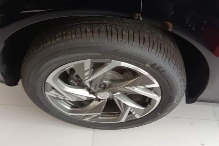 Used Hongqi HS3 PHEV 2025 Model 125km Jingwei 2 Millionth Anniversary Edition Right Rear Wheel Hub