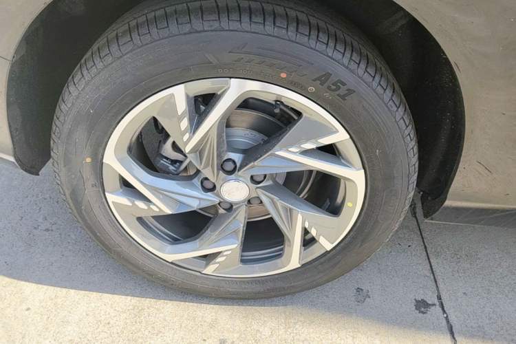 Used Hongqi HS3 PHEV 2025 Model 125km Jingwei 2 Millionth Anniversary Edition Right Rear Wheel Hub