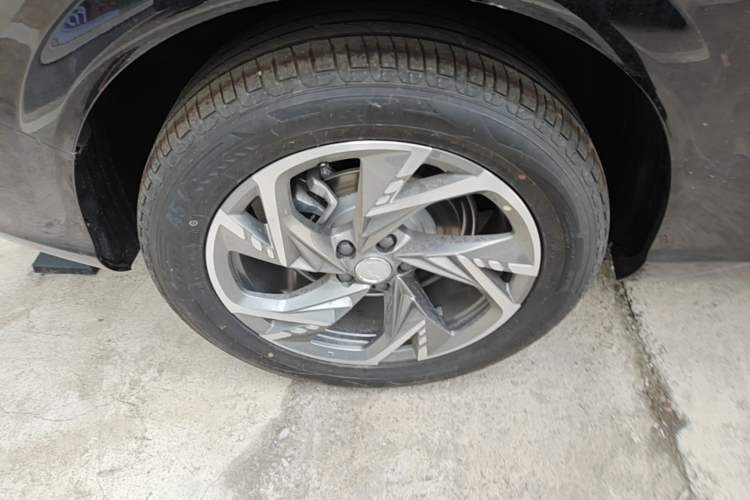 Used Hongqi HS3 PHEV 2025 Model 125km Jingwei 2 Millionth Anniversary Edition Right Rear Wheel Hub