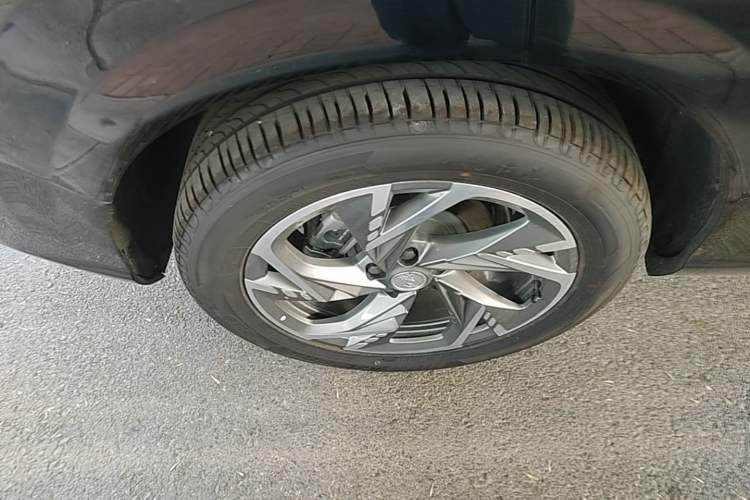 Used Hongqi HS3 PHEV 2025 Model 125km Jingwei 2 Millionth Anniversary Edition Right Rear Wheel Hub