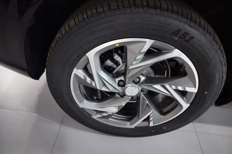 Used Hongqi HS3 PHEV 2025 Model 125km Jingwei 2 Millionth Anniversary Edition Right Rear Wheel Hub