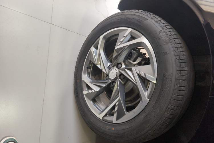 Used Hongqi HS3 PHEV 2025 Model 117km Jingwei Edition Right Rear Wheel Hub