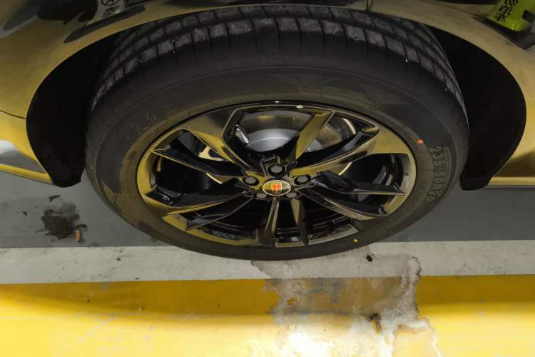 Used Hongqi HS3 PHEV 2025 Model 125km Jingwei PLUS 2 Millionth Anniversary Edition Right Rear Wheel Hub