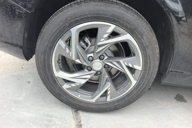 Used Hongqi HS3 PHEV 2025 Model 125km Jingwei 2 Millionth Anniversary Edition Right Rear Wheel Hub