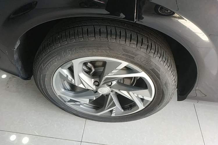 Used Hongqi HS3 PHEV 2025 Model 125km Jingwei 2 Millionth Anniversary Edition Right Rear Wheel Hub