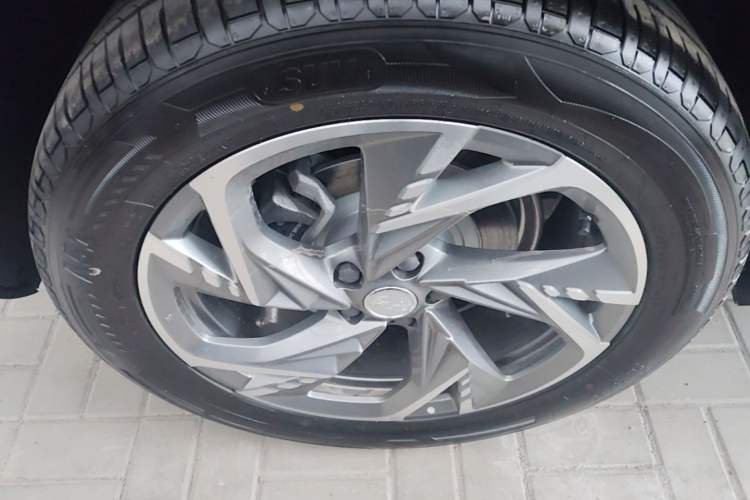 Used Hongqi HS3 PHEV 2025 Model 125km Jingwei 2 Millionth Anniversary Edition Right Rear Wheel Hub