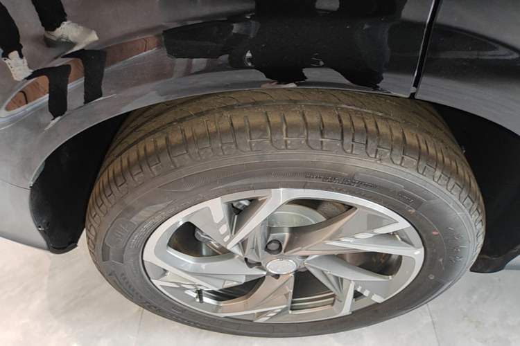 Used Hongqi HS3 PHEV 2025 Model 125km Jingwei 2 Millionth Anniversary Edition Right Rear Wheel Hub