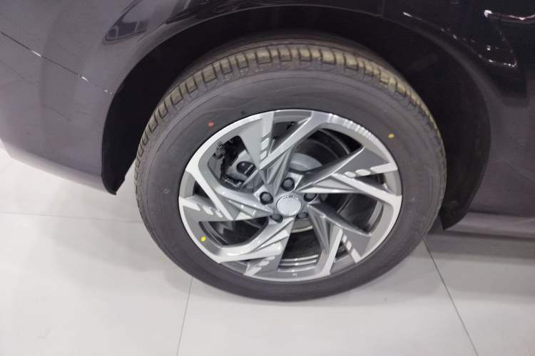 Used Hongqi HS3 PHEV 2025 Model 125km Jingwei 2 Millionth Anniversary Edition Right Rear Wheel Hub