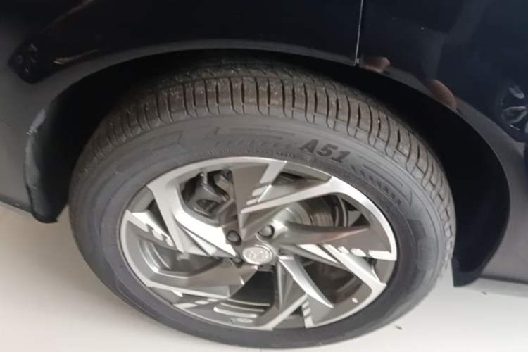 Used Hongqi HS3 PHEV 2025 Model 125km Jingwei 2 Millionth Anniversary Edition Right Rear Wheel Hub