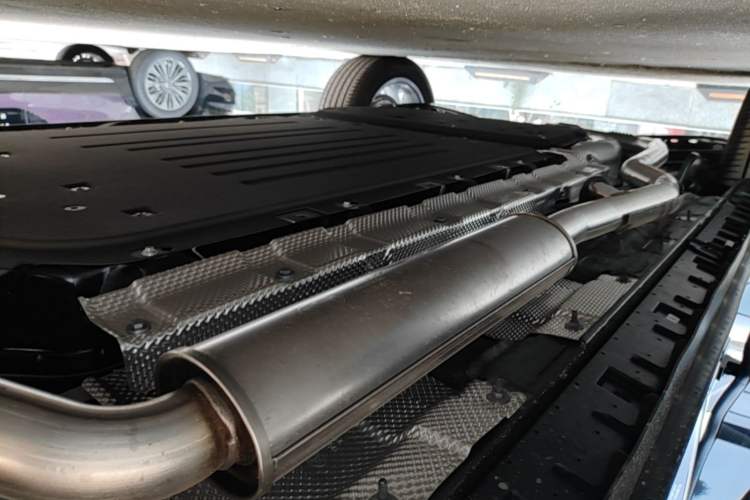 Used Hongqi HS3 PHEV 2025 Model 125km Jingwei 2 Millionth Anniversary Edition Right Side Sill