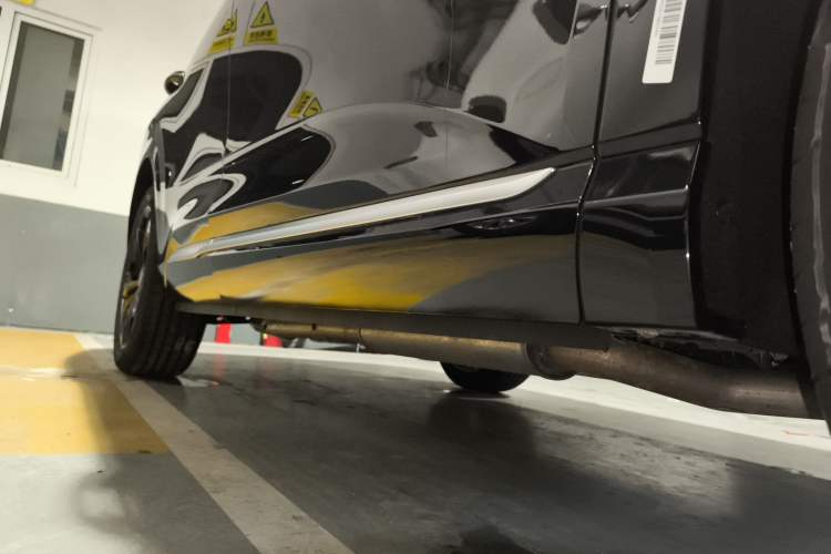 Used Hongqi HS3 PHEV 2025 Model 125km Jingwei PLUS 2 Millionth Anniversary Edition Right Side Sill