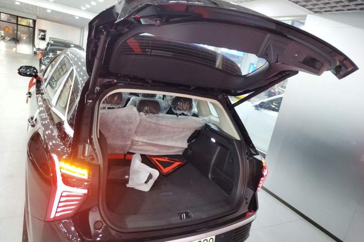 Used Hongqi HS3 PHEV 2025 Model 125km Jingwei 2 Millionth Anniversary Edition Trunk