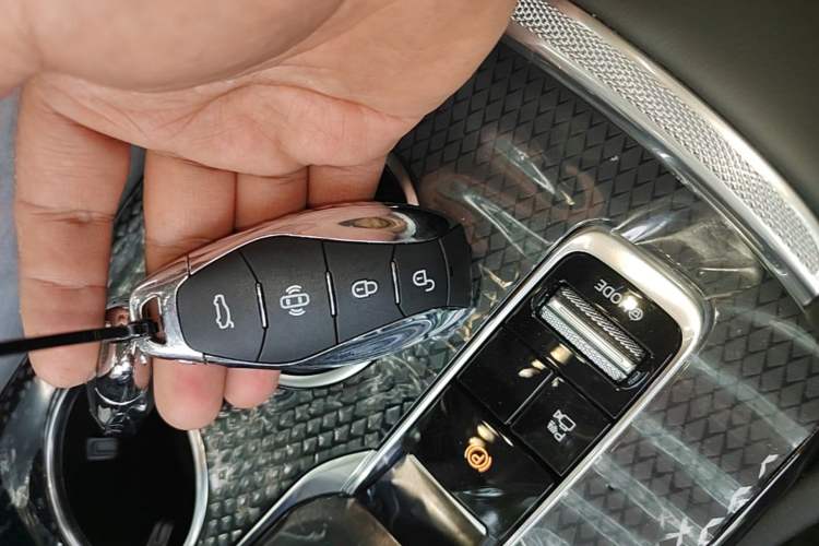 Used Hongqi HS3 PHEV 2025 Model 125km Jingwei 2 Millionth Anniversary Edition Vehicle Key