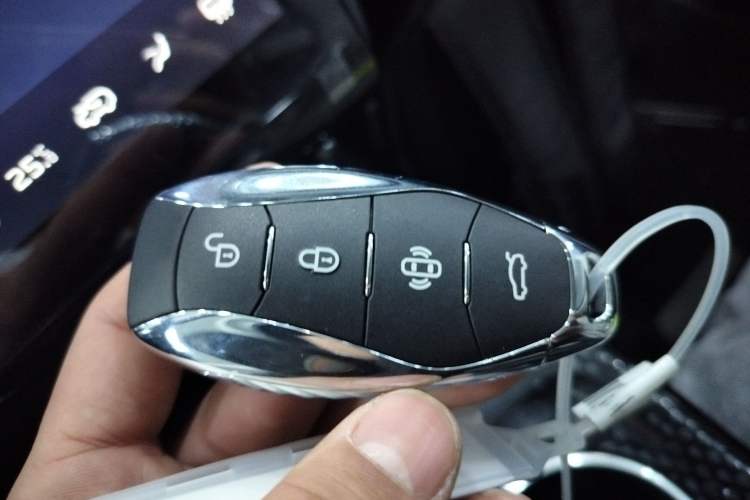 Used Hongqi HS3 PHEV 2025 Model 125km Jingwei 2 Millionth Anniversary Edition Vehicle Key