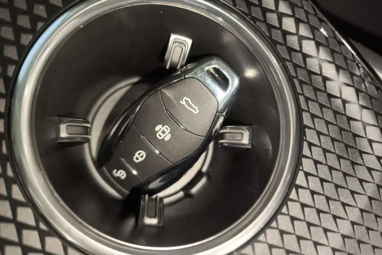 Used Hongqi HS3 PHEV 2025 Model 125km Jingwei PLUS 2 Millionth Anniversary Edition Vehicle Key