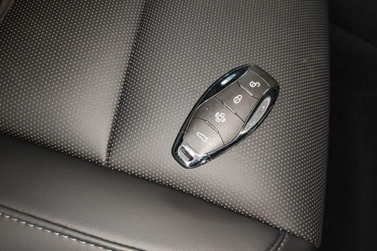 Used Hongqi HS3 PHEV 2025 Model 125km Jingwei 2 Millionth Anniversary Edition Vehicle Key