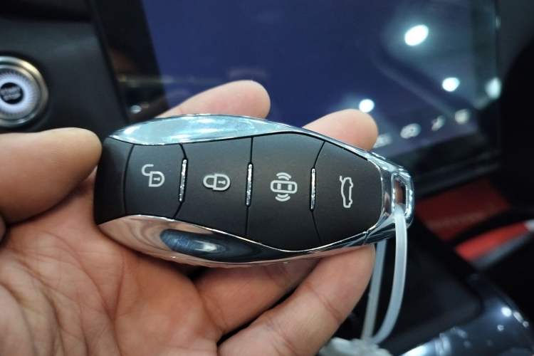 Used Hongqi HS3 PHEV 2025 Model 125km Jingwei 2 Millionth Anniversary Edition Vehicle Key