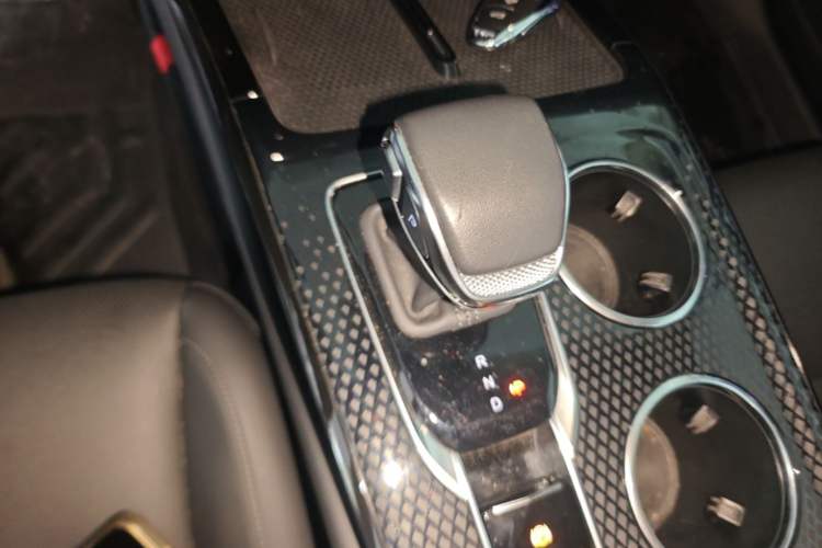 Used Hongqi HS3 PHEV 2025 Model PHEV 117km Jingwei PLUS Edition Gear Lever