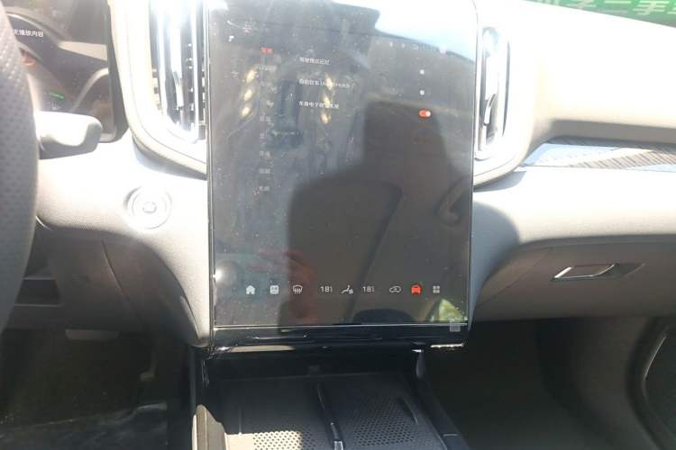 Used Hongqi HS3 PHEV 2025 Model PHEV 117km Jingwei PLUS Edition Audio And AC Panel