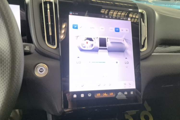 Used Hongqi HS3 PHEV 2025 Model PHEV 117km Jingwei PLUS Edition Audio And AC Panel