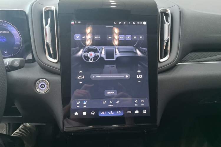 Used Hongqi HS3 PHEV 2025 Model PHEV 117km Jingwei PLUS Edition Audio And AC Panel