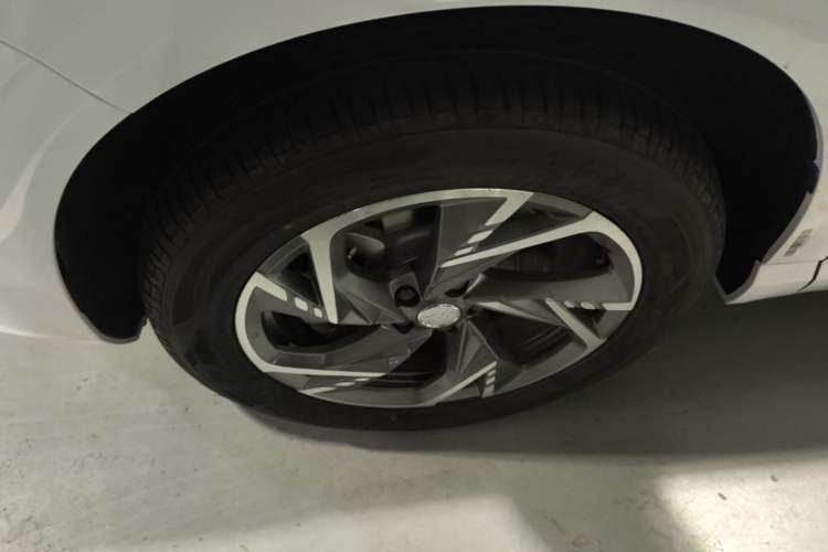Used Hongqi HS3 PHEV 2025 Model 125km Jingwei 2 Millionth Anniversary Edition Left Front Wheel Hub
