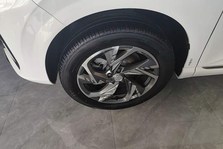 Used Hongqi HS3 PHEV 2025 Model 125km Jingwei 2 Millionth Anniversary Edition Left Front Wheel Hub