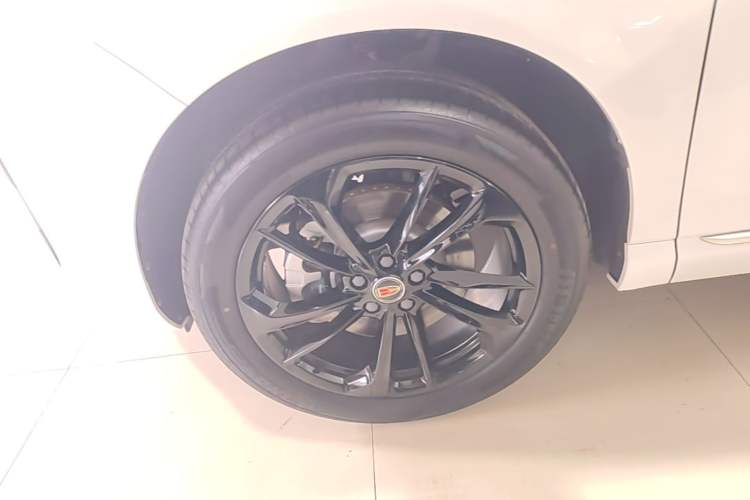 Used Hongqi HS3 PHEV 2025 Model PHEV 117km Jingwei PLUS Edition Left Front Wheel Hub