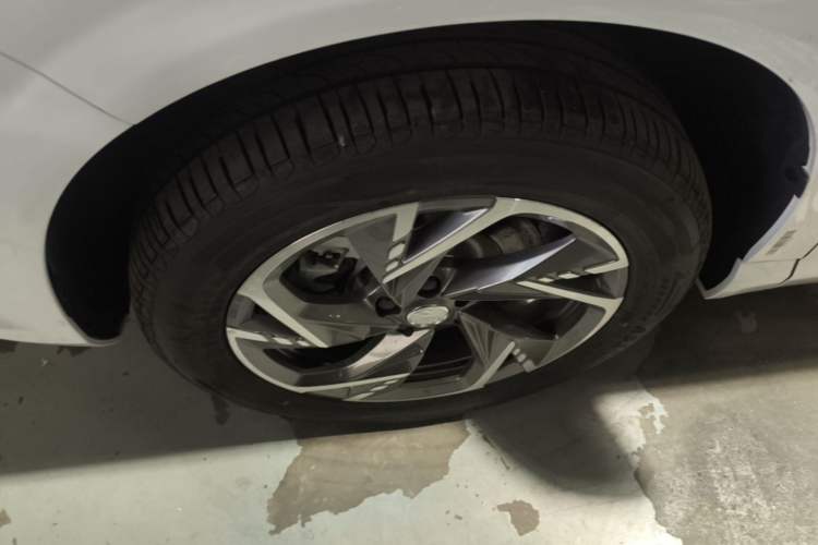 Used Hongqi HS3 PHEV 2025 Model 125km Jingwei 2 Millionth Anniversary Edition Left Front Wheel Hub
