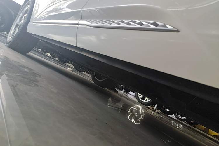 Used Hongqi HS3 PHEV 2025 Model 125km Jingwei 2 Millionth Anniversary Edition Left Side Sill