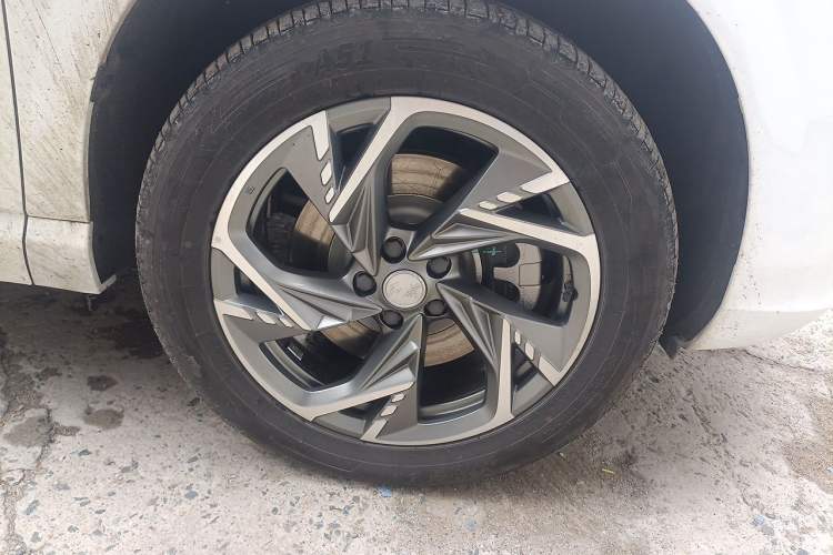 Used Hongqi HS3 PHEV 2025 Model 125km Jingwei 2 Millionth Anniversary Edition Right Front Wheel Hub