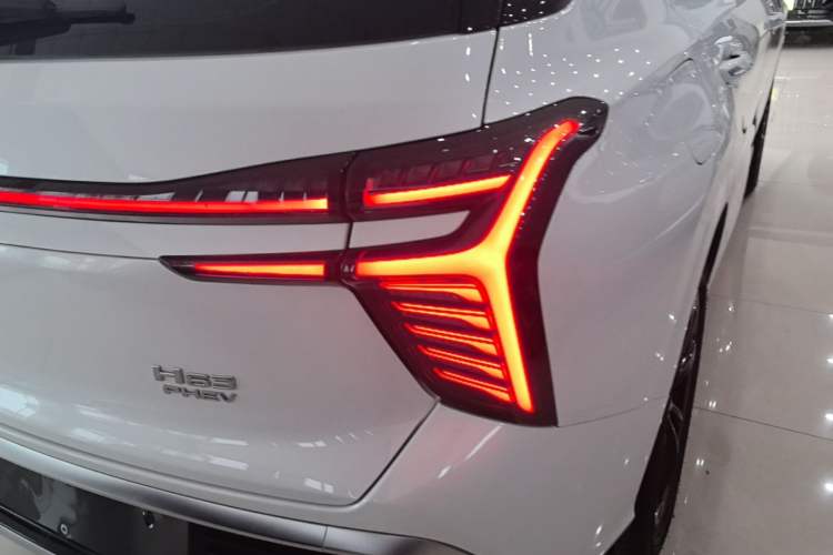 Used Hongqi HS3 PHEV 2025 Model PHEV 117km Jingwei PLUS Edition Right Rear Taillight