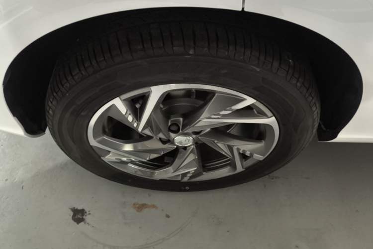 Used Hongqi HS3 PHEV 2025 Model 125km Jingwei 2 Millionth Anniversary Edition Right Rear Wheel Hub
