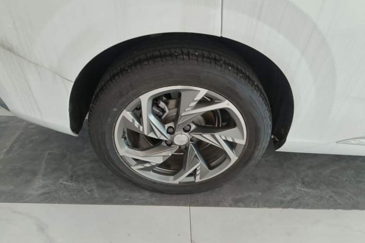 Used Hongqi HS3 PHEV 2025 Model 125km Jingwei 2 Millionth Anniversary Edition Right Rear Wheel Hub