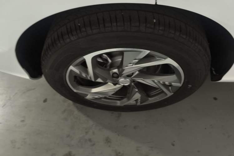 Used Hongqi HS3 PHEV 2025 Model 125km Jingwei 2 Millionth Anniversary Edition Right Rear Wheel Hub