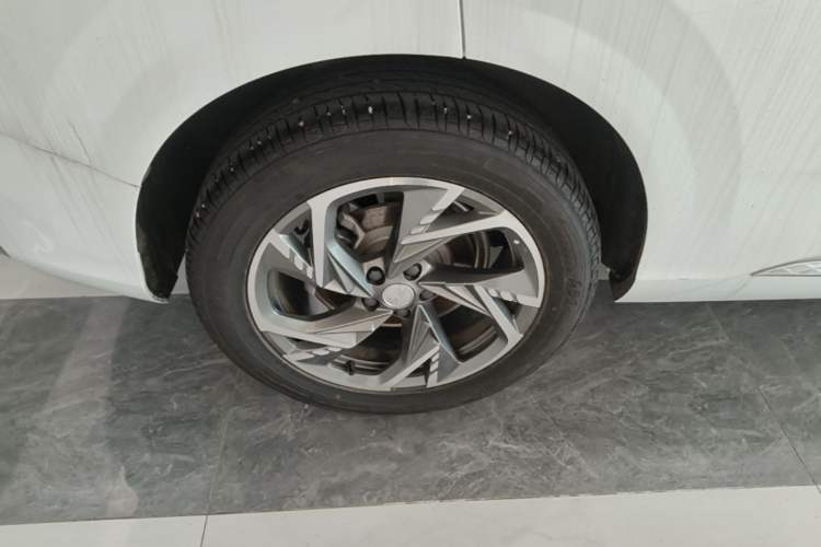 Used Hongqi HS3 PHEV 2025 Model 125km Jingwei 2 Millionth Anniversary Edition Right Rear Wheel Hub