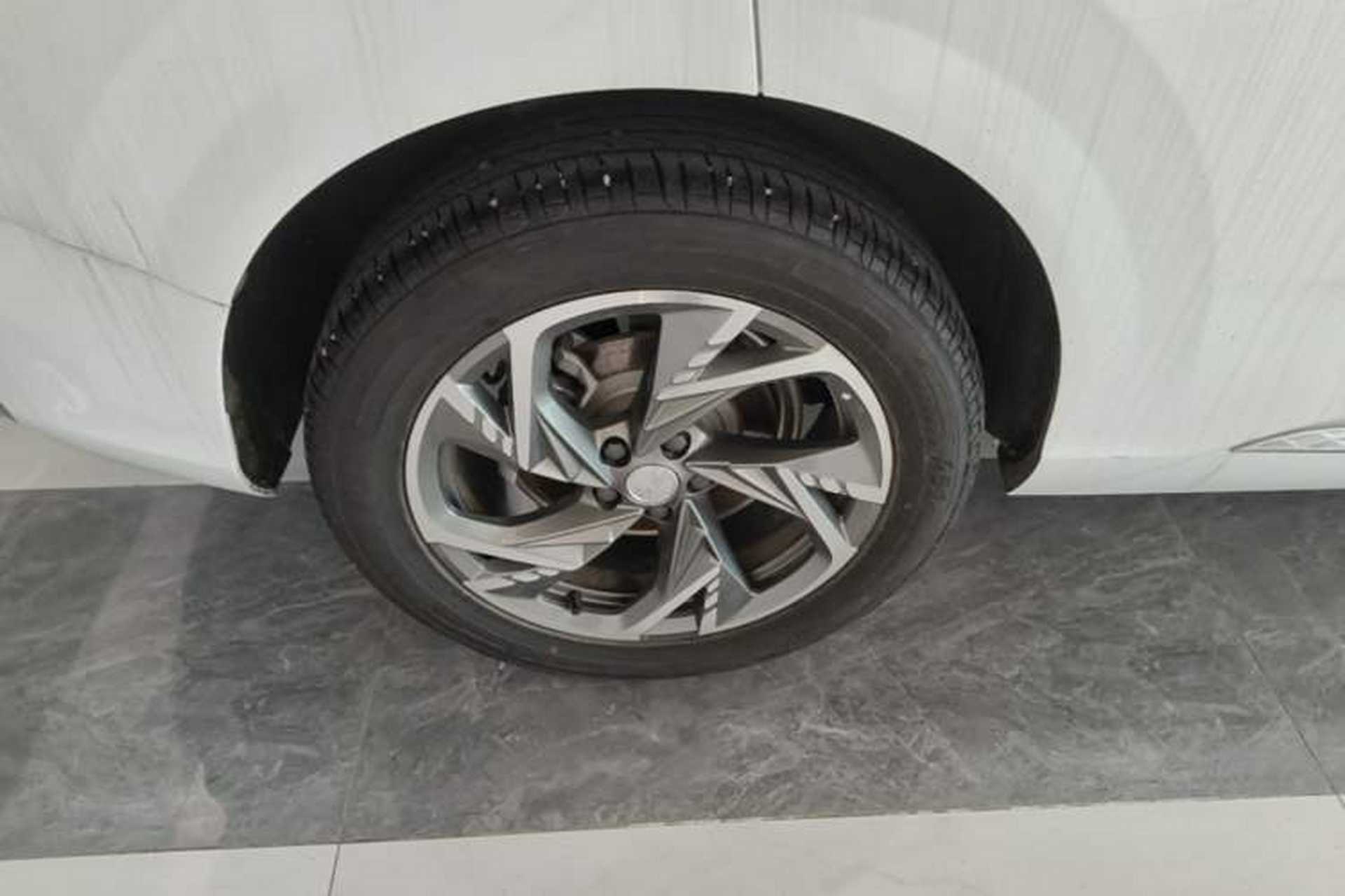 Used Hongqi HS3 PHEV 2025 Model 125km Jingwei 2 Millionth Anniversary Edition Right Rear Wheel Hub