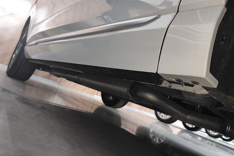 Used Hongqi HS3 PHEV 2025 Model 125km Jingwei 2 Millionth Anniversary Edition Right Side Sill