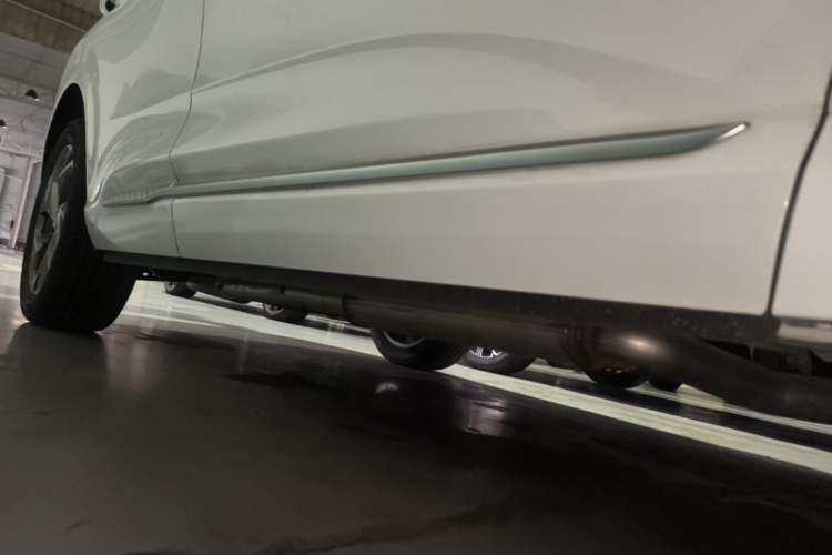 Used Hongqi HS3 PHEV 2025 Model 125km Jingwei 2 Millionth Anniversary Edition Right Side Sill