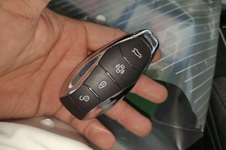 Used Hongqi HS3 PHEV 2025 Model 125km Jingwei 2 Millionth Anniversary Edition Vehicle Key