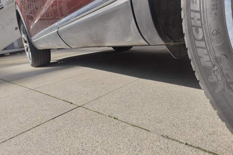 Used Hongqi HS5 2019 2.0T Smart Connect Flagship All-Wheel-Drive Version Left Side Sill