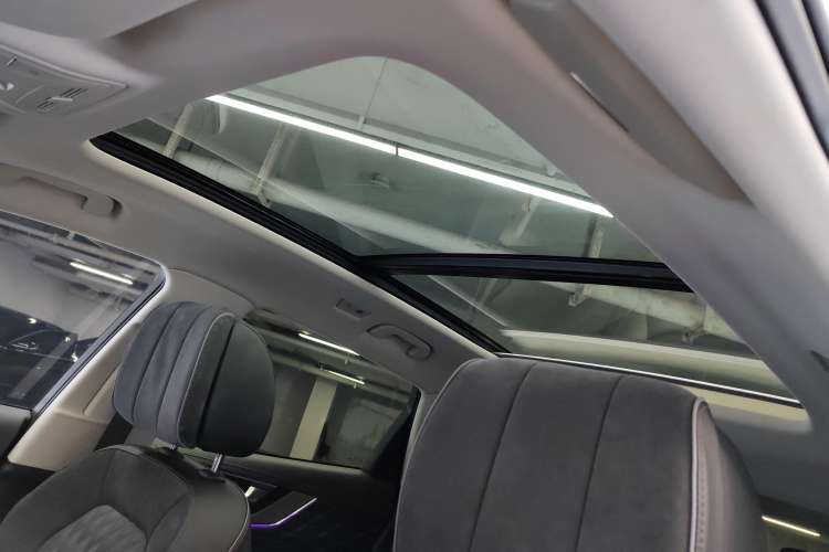 Used Hongqi HS5 2022 Facelifted Version 2.0T Smart Connect Flagship All-Wheel-Drive Edition Headliner