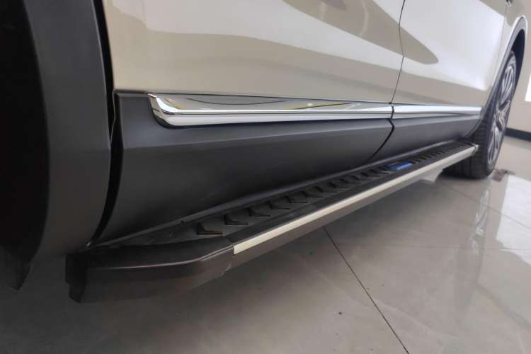 Used Hongqi HS5 2022 Facelifted Version 2.0T Smart Connect Flagship All-Wheel-Drive Edition Right Side Sill