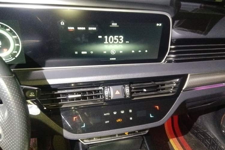 Used Hongqi HS5 2019 2.0T Smart Connect Flagship All-Wheel-Drive Version Audio And AC Panel