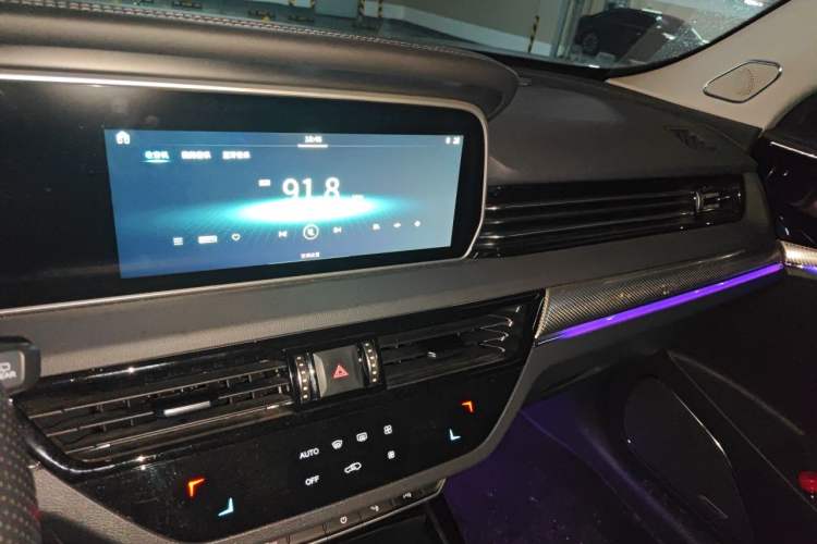 Used Hongqi HS5 2019 2.0T Smart Connect Flagship Edition Audio And AC Panel