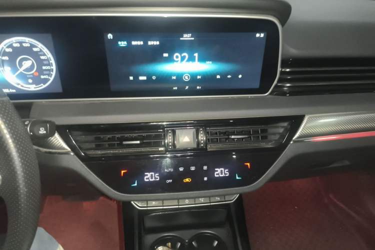 Used Hongqi HS5 2019 2.0T Smart Connect Flagship All-Wheel-Drive Version Audio And AC Panel